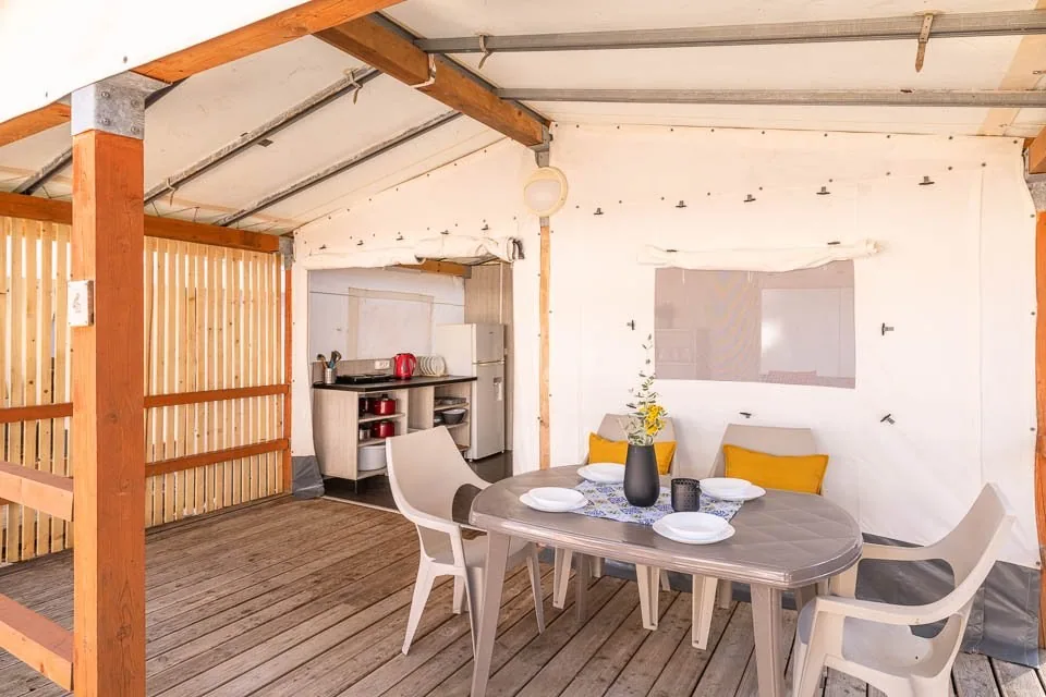 Covered dining terrace and kitchenette in a Glamping CLASSIC tent at Camp Čikat on Mali Lošinj